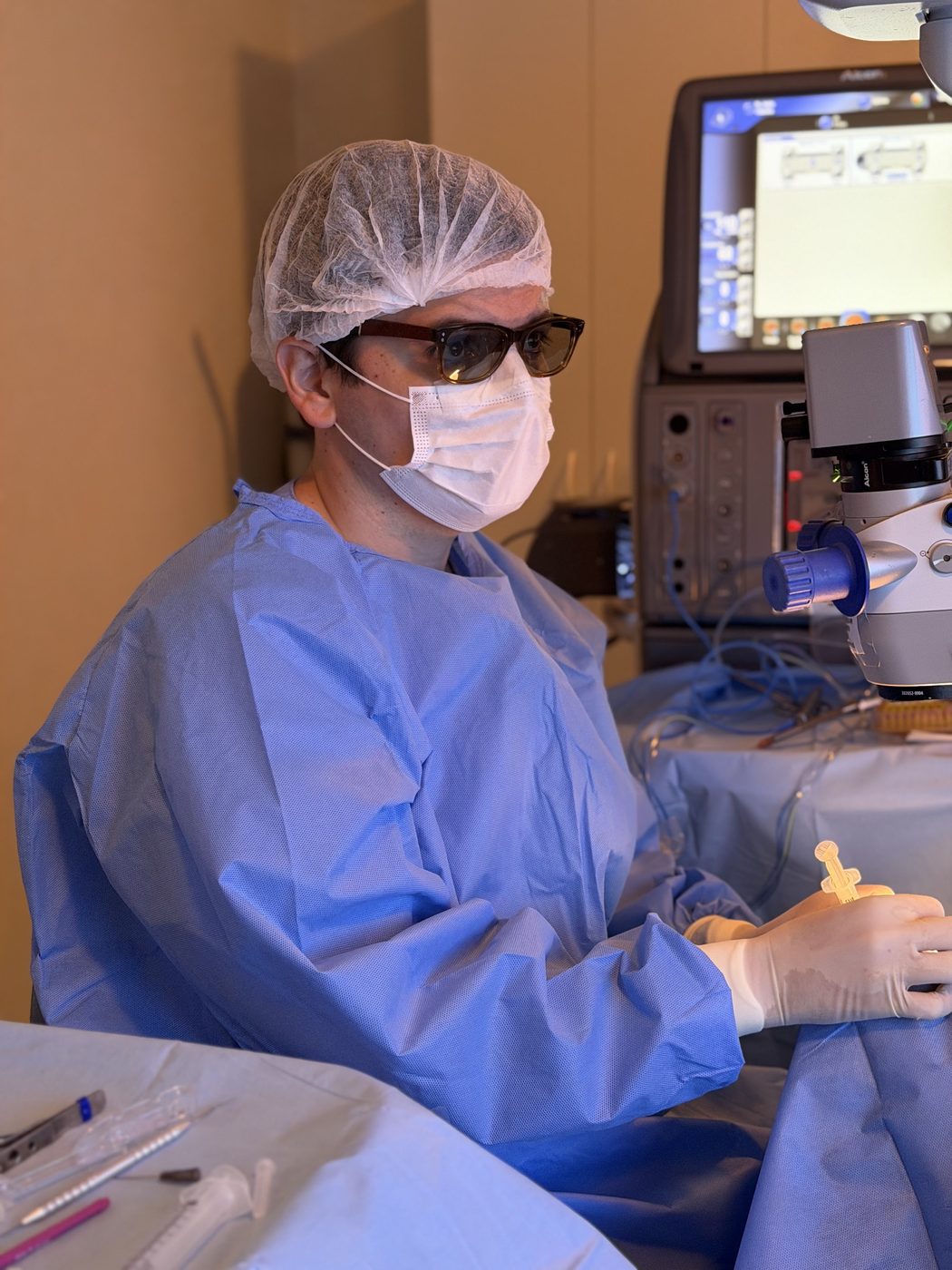 Dr. Gustavo Souza Gonçalves realizando cirurgia de catarata em Campo Grande/MS