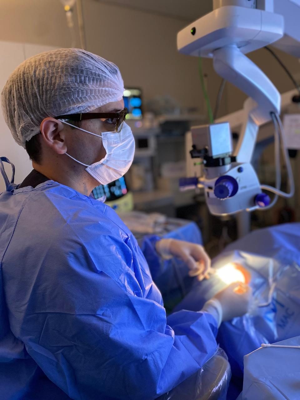 Dr. Gustavo Souza Gonçalves em cirurgia oftalmológica no microscópio, em Campo Grande/MS
