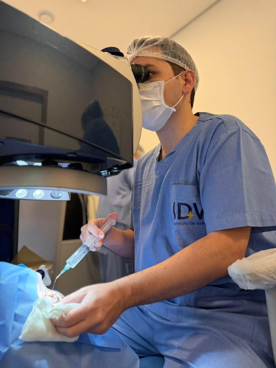 Dr. Gustavo Souza Gonçalves realizando cirurgia refrativa a laser em Campo Grande/MS